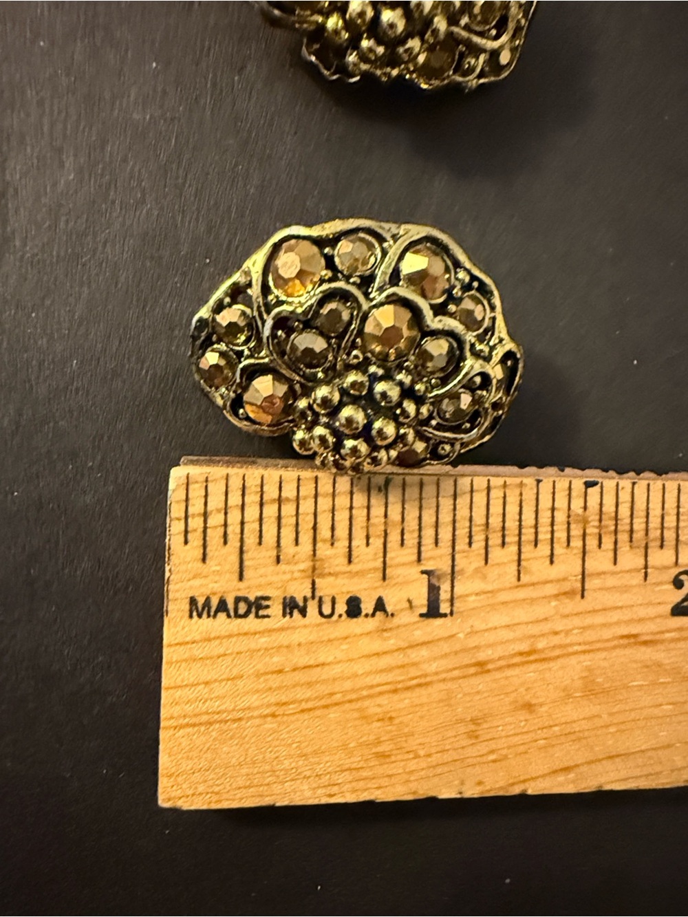 vintage Hollycraft gold-tone flower cluster clip-on earring - Picture 5 of 5